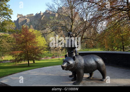 Soldaten tragen Wojtek Statue in Princes Street Gardens mit Frühlingsfarben, Edinburgh, The Edinburgh Castle im Hintergrund Stockfoto