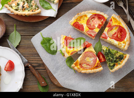 frische Quiche mit Gemüse, Lebensmittel-Draufsicht Stockfoto
