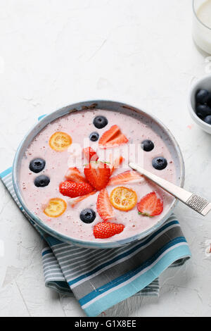 Smoothie mit Erdbeeren und Heidelbeeren in Schüssel essen Nahaufnahme Stockfoto