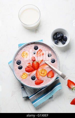 Smoothie mit Erdbeeren und Heidelbeeren auf weißem Hintergrund Stockfoto