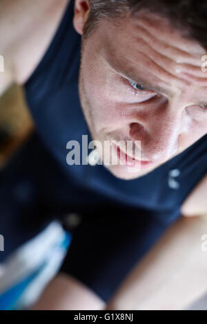 Porträt eines Mannes auf einem Fahrrad-Training für einen Triathlon Stockfoto