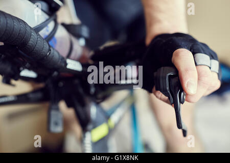 Mann hält Lenker seines Fahrrades beim Training für einen Triathlon Stockfoto