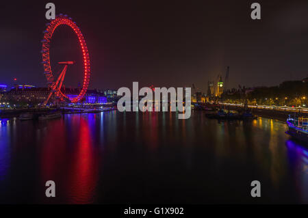 Londoner Stadtbild bei Nacht, von Lichtern beleuchtet Stockfoto