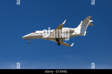 Eine Embraer EMB-505 Phenom 300 nähert sich zum Flughafen El Prat in Barcelona, Spanien. Stockfoto