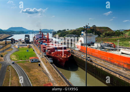 Miraflores Gates, Panama - 17. März 2014: A Frachtschiff in die Miraflores-Tore in den Panama-Kanal in Panama. Stockfoto