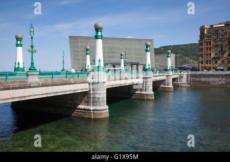 Die Art-deco-Stil Puente del Kursaal Brücke über den Fluss Urumea an den Palacio de Congresos Kursaal in San Sebastian, Spanien Stockfoto