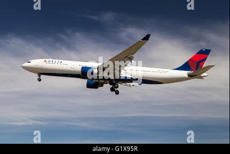 Barcelona, Spanien - 14. April 2016: Ein Delta Air Linien Airbus A330 nähert sich zum Flughafen El Prat in Barcelona, Spanien. Stockfoto