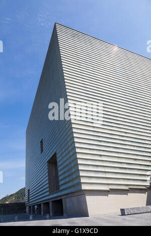 Die halbtransparente Rippenfassade mit drei quadratischen Fenstern des Palacio de Congresos Kursaal in San Sebastian, Spanien vor einem klaren blauen Himmel Stockfoto