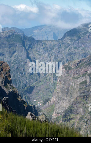 die hohen Berge auf Madeira Insel Pico Arieiro, die oben genannt ist 1818 Metern über dem Meeresspiegel Stockfoto