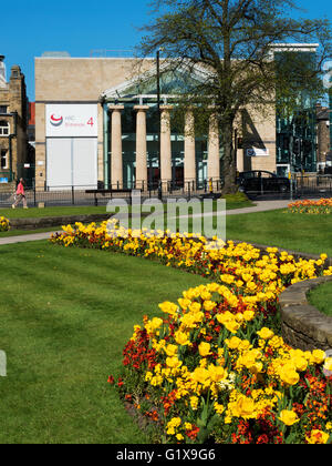 Harrogate International Centre von Crescent Gardens im Frühjahr Harrogate North Yorkshire England Stockfoto