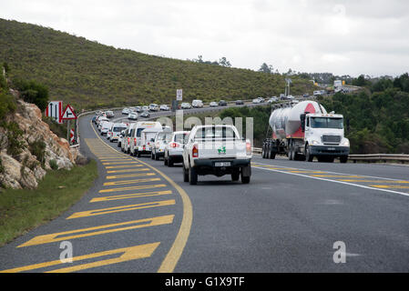 N2 AUTOBAHN HOUWHOEK PASS WESTERN CAPE IN SÜDAFRIKA. Nach einem Unfall queue eine Verkehr auf der Autobahn N2 Stockfoto