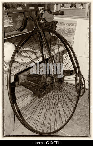 Dent-Dorfmuseum und Heritage Centre, Dent, Yorkshire Dales, England.  Ein altes altmodische Penny Farthing Fahrrad auf dem Display. Stockfoto