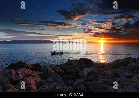 Dramatischen Sonnenuntergang Landschaft am Meer. Stockfoto