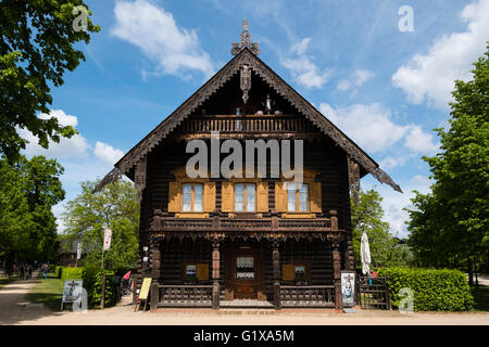 Holzhaus auf dem Display an Russischen Kolonie (Russische Kolonie) Alexandrowka, Potsdam, Brandenburg, Deutschland Stockfoto