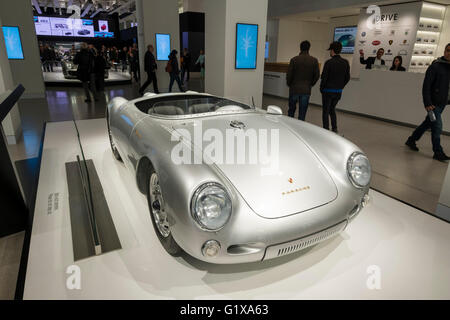 Oldtimer Porsche 550 Spyder auf dem Display an Volkswagen Auto Forum Unter Den Linden in Berlin Deutschland Stockfoto