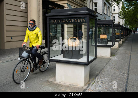 Glas Vitrinen außerhalb Luxus-Mode-Boutiquen am Kurfürstendamm, Kudamm, in Berlin Deutschland Stockfoto