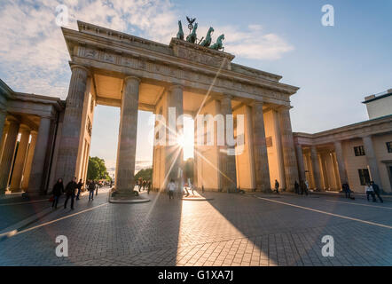 Abendsonne scheint durch das Brandenburger Tor in Berlin Deutschland Stockfoto