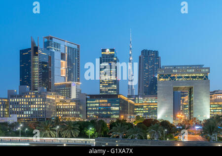 Abend-Ansicht von DIFC und Finanz- und Business Viertel von Dubai Vereinigte Arabische Emirate Stockfoto