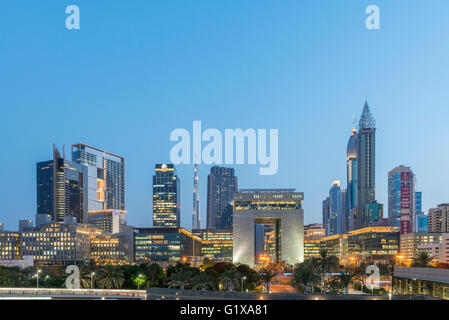 Abend-Ansicht von DIFC und Finanz- und Business Viertel von Dubai Vereinigte Arabische Emirate Stockfoto