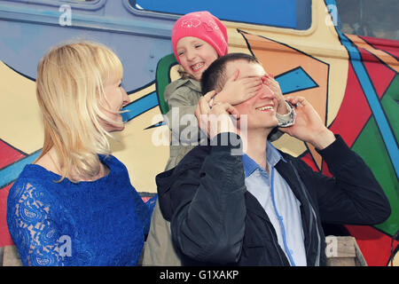 Mutter Vater Tochter spielen verstecken und suchen Stockfoto