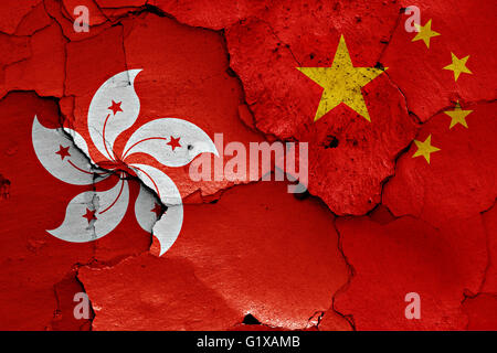 Flagge von Hong Kong und China auf rissige Wand gemalt Stockfoto