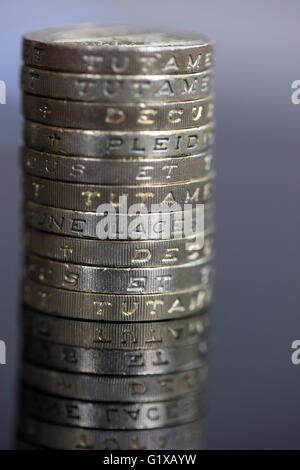 Zehn, ein Pfund-Münzen in einem Stapel und auf eine verspiegelte Oberfläche Stockfoto