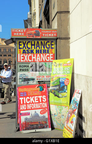 Straße Kiosk in Rom, Italien, die auch eine Geld-Austausch und Bus Tour tickets Stockfoto