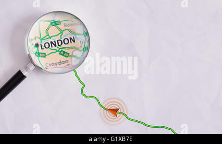 Verlegen Sie auf Blatt Papier mit GPS-Symbologie und Lupe Hervorhebung London. Konzept-Reiseroute Stockfoto