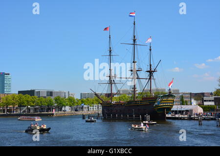 Replik von "The Amsterdam" Cargo Schiff in Amsterdam, Holland Stockfoto