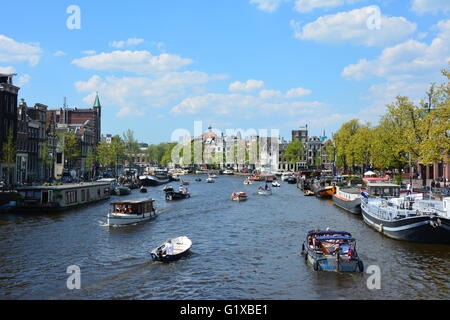 Boote entlang einer der vielen Grachten in Amsterdam Stockfoto