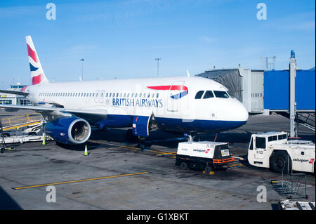 Dublin, Irland - 1. Februar 2015: British Airways Passagier Flugzeuge stehen vor ihren Toren am Flughafen Dublin, Irland Stockfoto