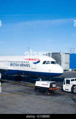 Dublin, Irland - 1. Februar 2015: British Airways Passagier Flugzeuge stehen vor ihren Toren am Flughafen Dublin, Irland Stockfoto