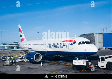 Dublin, Irland - 1. Februar 2015: British Airways Passagier Flugzeuge stehen vor ihren Toren am Flughafen Dublin, Irland Stockfoto