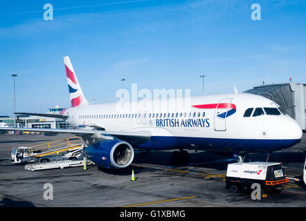 Dublin, Irland - 1. Februar 2015: British Airways Passagier Flugzeuge stehen vor ihren Toren am Flughafen Dublin, Irland Stockfoto