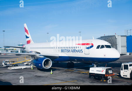 Dublin, Irland - 1. Februar 2015: British Airways Passagier Flugzeuge stehen vor ihren Toren am Flughafen Dublin, Irland Stockfoto