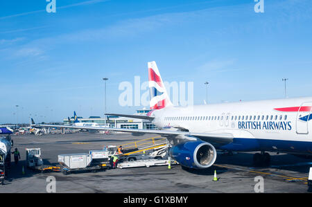 Dublin, Irland - 1. Februar 2015: British Airways Passagier Flugzeuge stehen vor ihren Toren am Flughafen Dublin, Irland Stockfoto