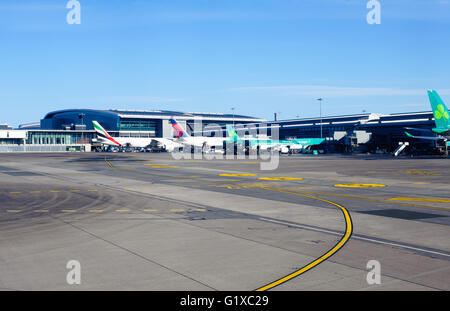 Dublin, Irland - 1. Februar 2015: Flugzeuge aufgereiht am Terminal 2 am Flughafen Dublin Irland Stockfoto