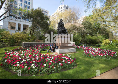 Statue von Robert Burns, Victoria Embankment Gardens, Victoria Embankment, nördlich der Themse, London, England, UK Stockfoto