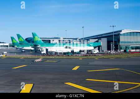 Dublin, Irland - 1. Februar 2015: Aer Lingus Flugzeuge aufgereiht am Terminal 2 am Flughafen Dublin Irland Stockfoto