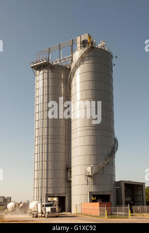 Zwei Türme eines Zement-Silos in den Vereinigten Staaten Stockfoto