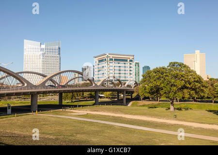 Die Welle geformt neue West 7th Street Bridge über den Trinity River in Fort Worth. Texas, USA Stockfoto