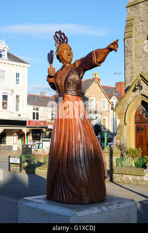 Königin der Herzen - aus Holz geschnitzte Statue von Alice im Wunderland Zeichen in Llandudno, Denbighshire, Nordwales. Stockfoto