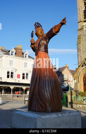 Königin der Herzen - aus Holz geschnitzte Statue von Alice im Wunderland Zeichen in Llandudno, Denbighshire, Nordwales. Stockfoto