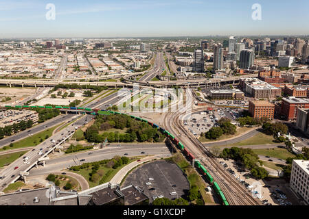 Luftaufnahme über eine Autobahn und Eisenbahn Spur in Dallas. Texas, Vereinigte Staaten Stockfoto