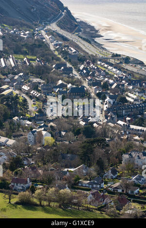 Der Norden von Wales Steinbruch Stadt von Penmaenmawr an der A55 North Wales Coast Road unter Granitsteinbrüche auf der Landzunge gelegen. Stockfoto