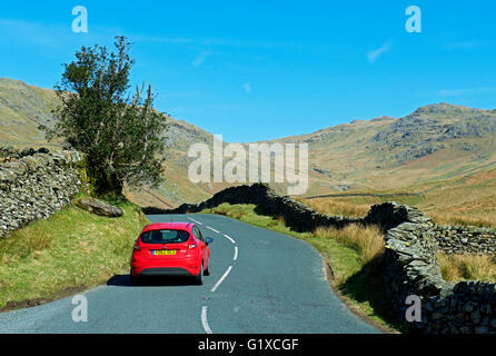 Wohnmobil und Auto auf Kirkstone Pass (A592), Lake District National Park, Cumbria, England Stockfoto