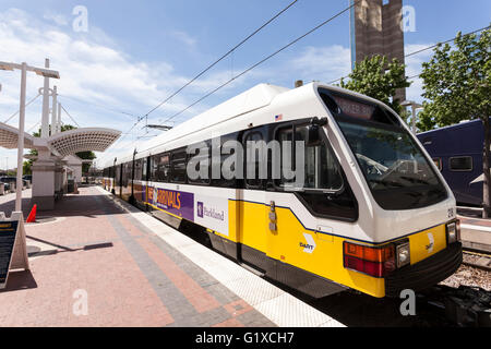 Dallas Area Rapid Transit (DART) Zug an der Union Station in Dallas Stockfoto