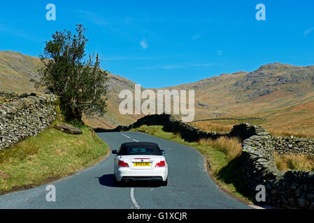 Auto auf Kirkstone Pass (A592), Lake District National Park, Cumbria, England Stockfoto