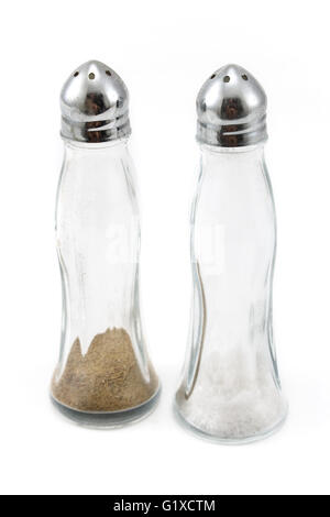 Glas Salz- und Pfefferstreuer isoliert auf weiss Stockfoto