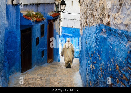 Chefchaouen, Marokko - 10. April 2016: Ein Mann zu Fuß in einer Straße von der Stadt Chefchaouen in Marokko. Stockfoto